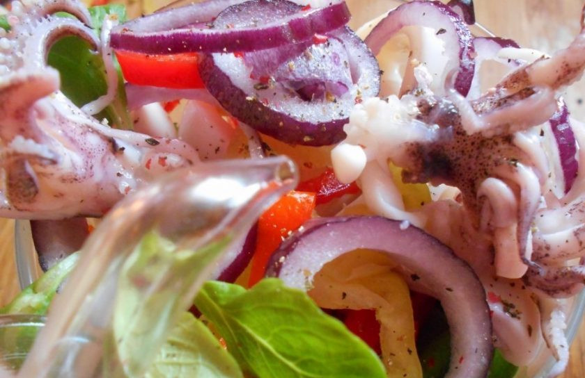 1. Этап. Кальмары постные: Добавьте все остальные ингредиенты, не забыв про грибы. Салат заправьте солью, перцем и маслом. Перемешайте.