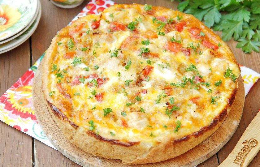 1. Этап. Пирог со сладким перцем и курицей: Остудите пирог 10-15 минут в форме, затем аккуратно достаньте и подайте на стол, по желанию украсив свежей зеленью. Пирог со сладким перцем и курицей готов.