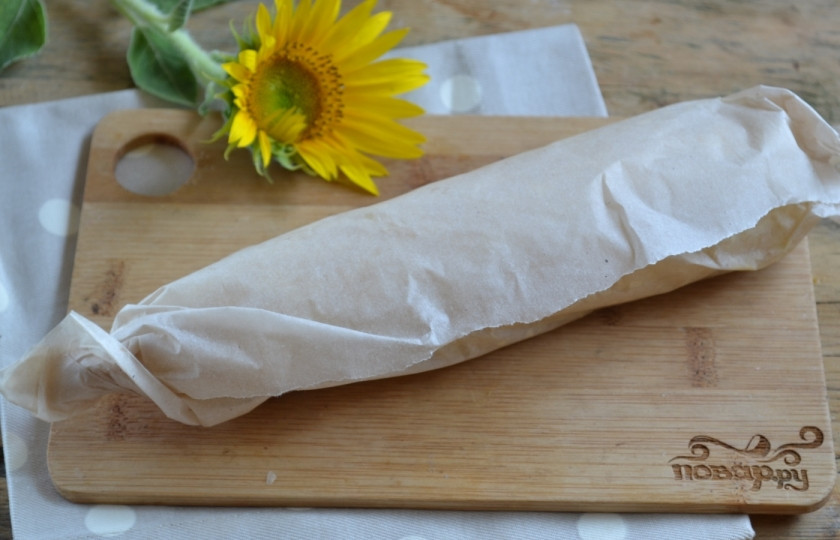 1. Этап. Запеченная молодая кукуруза: Заверните каждый початок кукурузы в отдельный кусочек пергамента и, если надо, зафиксируйте края специальными клипсами.