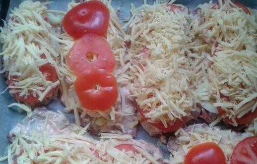 1. Этап. Свинина по-гусарски: Затем кладем нарезанный кружочками помидор и тертый на крупной терке сыр. Ставим противень в разогретую до градусов духовку на 40-45 минут.