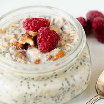 Кефир с сухофруктами и овсяными хлопьями