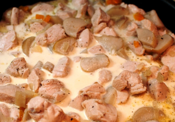 1. Этап. Куриные кусочки в сливках: Протушите до испарения жидкости, затем добавьте сливки и доведите до кипения. После этого можно подать на стол.