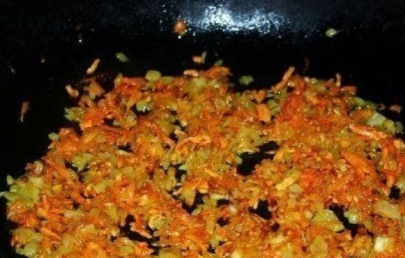 1. Этап. Чанахи со свининой: 3. Отдельно обжарим на масле лук и морковь.