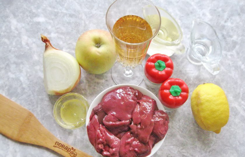 1. Этап. Куриная печень с луком и белым вином: Подготовьте ингредиенты для приготовления куриной печени с луком в белом вине.