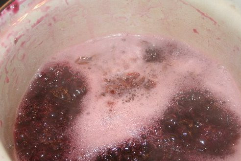 1. Этап. Желе из варенья с желатином: Ставим кастрюлю на огонь и доводим жидкость до кипения.