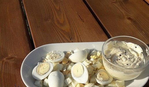 1. Этап. Салат Перепелиное гнездо: Яйца почистить. Куриное яйцо порезать кубиком. Перепелиные яйца порезать пополам. Приготовить заправку для салата: смешать соль, перец и майонез.