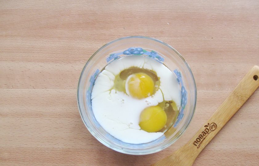 1. Этап. Калалаатикко: Налейте половину стакана молока.