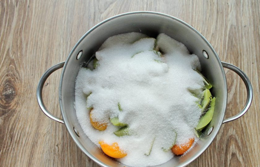 1. Этап. Варенье из абрикосов и киви: Всыпьте в кастрюлю с фруктами сахар.