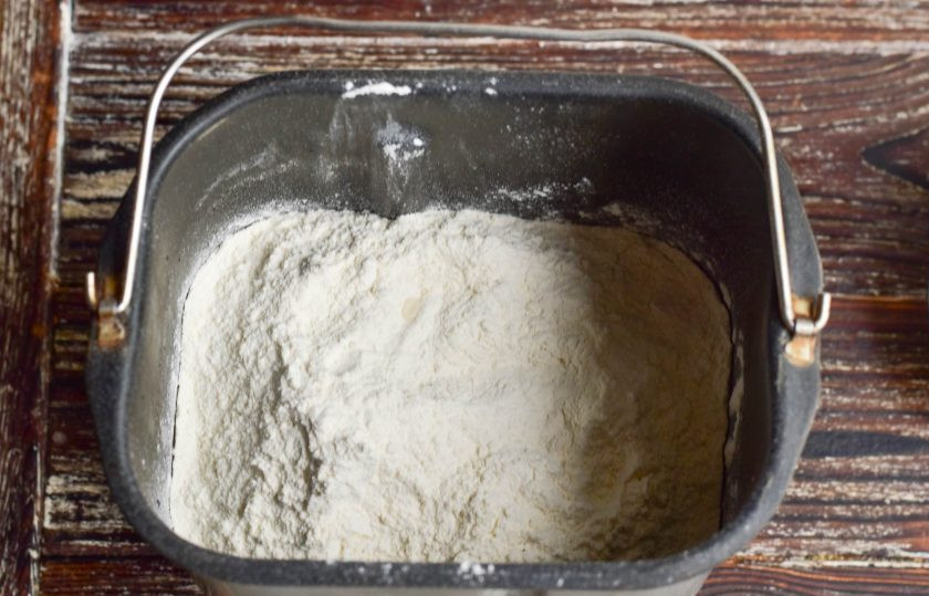 1. Этап. Булочки с маком в хлебопечке: Всыпьте муку высшего сорта.