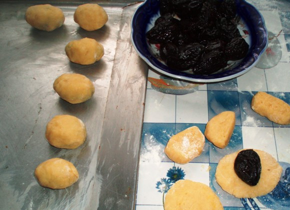 1. Этап. Торт Везувий: 4. Остальное тесто разделить на небольшие кусочки - примерно 26-28 штук. Каждый из них немного раскатать и вложить в серединку фаршированный чернослив.