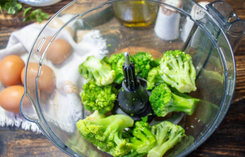 1. Этап. Рулет из брокколи с творожным сыром: Капусту брокколи полностью разморозьте на нижней полке холодильника. Затем достаньте и отожмите от лишней влаги, переложите в чашу блендера.