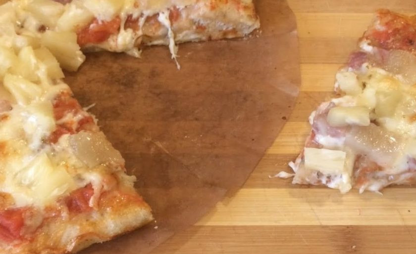 1. Этап. Пицца с беконом и ананасом (Гавайская): 6. Сверху выложите тонкие ломтики бекона и кусочки ананаса. Выпекайте пиццу в разогретой до 200 градусов духовке 10 минут на нижнем уровне. Приятного аппетита!