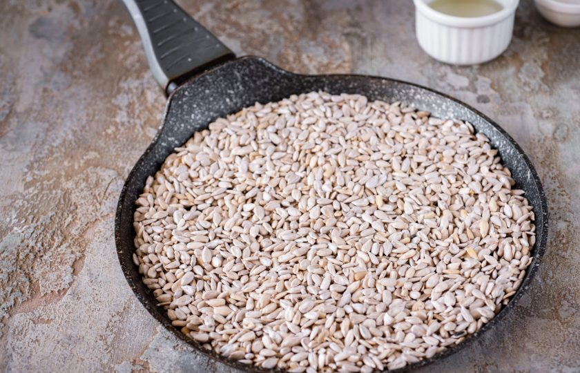 1. Этап. Домашняя халва: Семечки высыпите в сухую сковороду и поджарьте до золотистого оттенка на умеренном огне.