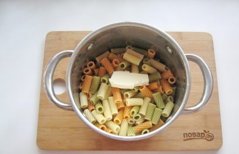 1. Этап. Макароны по-венгерски: Пока фарш с луком жарится, отварите макароны. В кипящую, подсоленную воду выложите макароны и варите по инструкции на упаковке. Мне на это потребовалось 15 минут. После воду слейте, а макароны верните в кастрюлю. Добавьте сливочное масло и перемешайте.