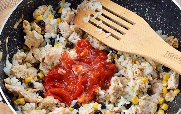 1. Этап. Перцы Тако: Влейте измельченные томаты в собственном соку, тушите 5 минут.