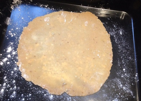 1. Этап. Детский торт своими руками: Слегка посыпаем горячий противень мукой и выкладываем корж. Я пеку сразу на двух, процесс получается очень быстрым.