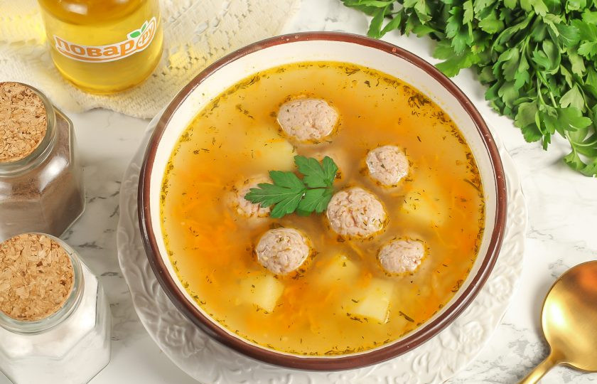 1. Этап. Кукурузный суп с фрикадельками: Разлейте горячий суп в глубокие тарелки и подайте к столу с хлебом, сметаной или с майонезом любой жирности.