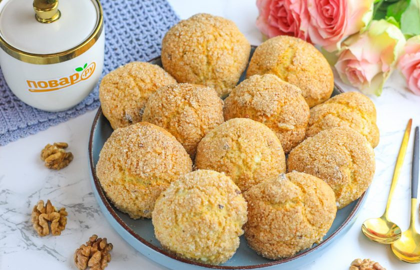 1. Этап. Медово-творожное печенье с орехами: Выложите румяное медово-творожное печенье с орехами на тарелки и подайте к столу с ароматным чаем, кофе.