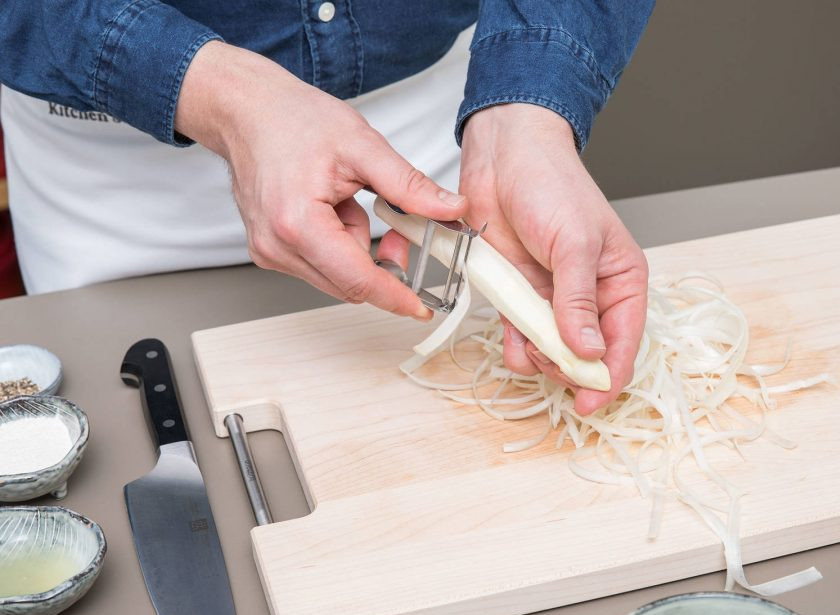 1. Этап. Крем-суп из белой спаржи: 1. Спаржу почистите. Лук мелко нашинкуйте. Из лимона выжмите сок.