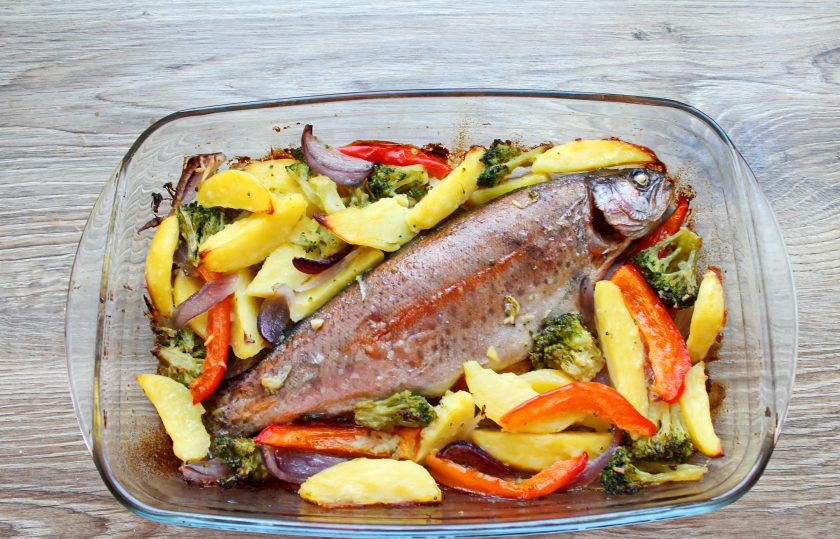 1. Этап. Радужная форель в духовке с овощами: Поставьте в горячую духовку и запекайте в течение 30-40 минут, до готовности. Спустя время достаньте из духовки и сразу подавайте к столу.