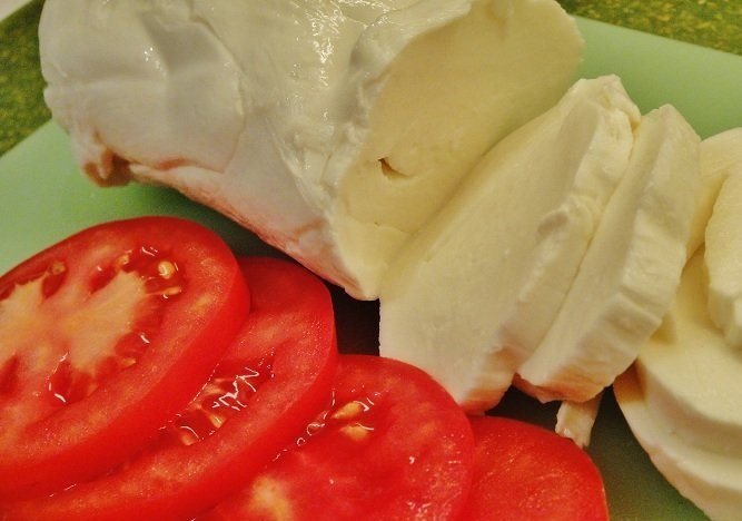 1. Этап. Томаты с моцареллой: Помидоры и моцареллу нарезаем на кружочки. Стараемся, чтоб кружочки получились не толстыми и одинаковыми по размеру.