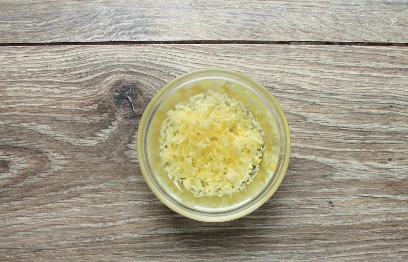 1. Этап. Сухарики в мультиварке: Чеснок измельчите и смешайте с растительным маслом, дайте постоять 10-15 минут.