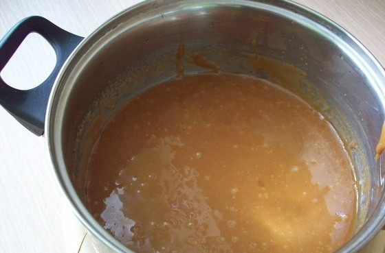 1. Этап. Кукурузный торт: Растопите ингредиенты на медленном огне, постоянно помешивая. Должна получиться однородная карамельная масса.