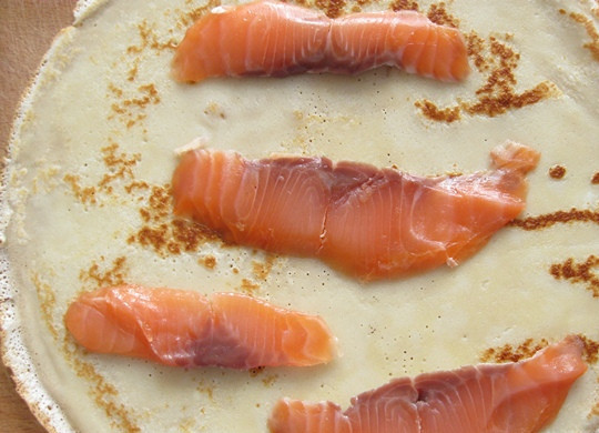 1. Этап. Рулетики из блинчиков с начинкой: 8. Семгу нарезать тонкими ломтиками и выложить на блинчик.