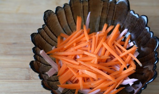 1. Этап. Салат Шустрый Петя: Сырую морковь натираем на тёрке, добавляем к порезанной колбасе.