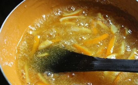 1. Этап. Домашний мармелад из апельсинов: 6. Продолжайте варить, пока сахар полностью не растает и мармелад не начнет густеть.