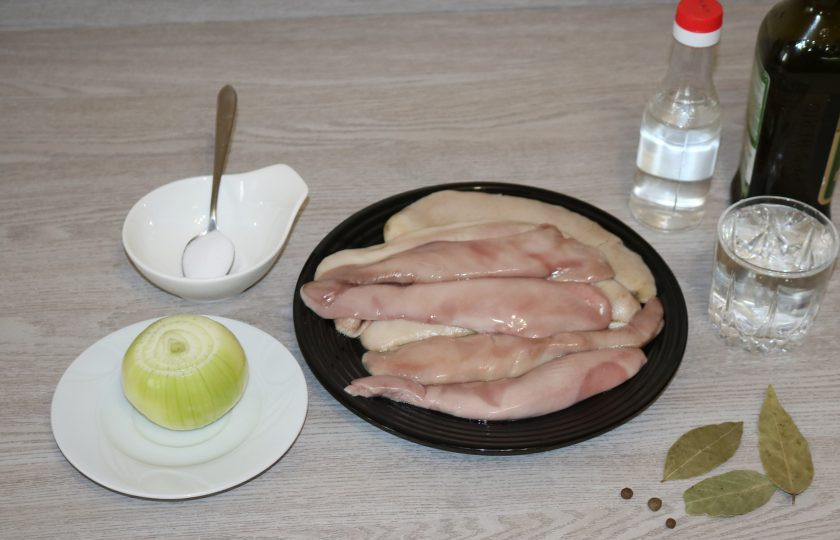 1. Этап. Маринованные молоки: Подготовьте все необходимые ингредиенты.