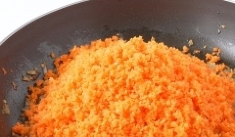 1. Этап. Морковные котлеты постные: К готовому луку добавляем натертую морковь.