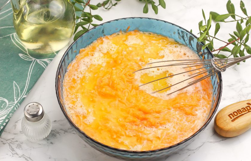 1. Этап. Морковный кекс с медом: Растопите сливочное масло и влейте его в массу вместе с медом. Тщательно перемешайте.