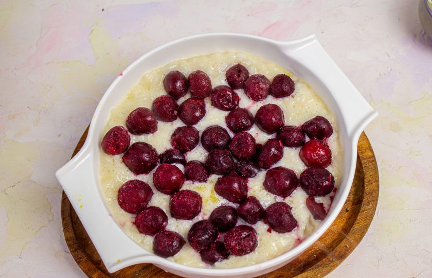 1. Этап. Рисовая запеканка с вишней: Поверх распределите вишню, можно не размораживая.