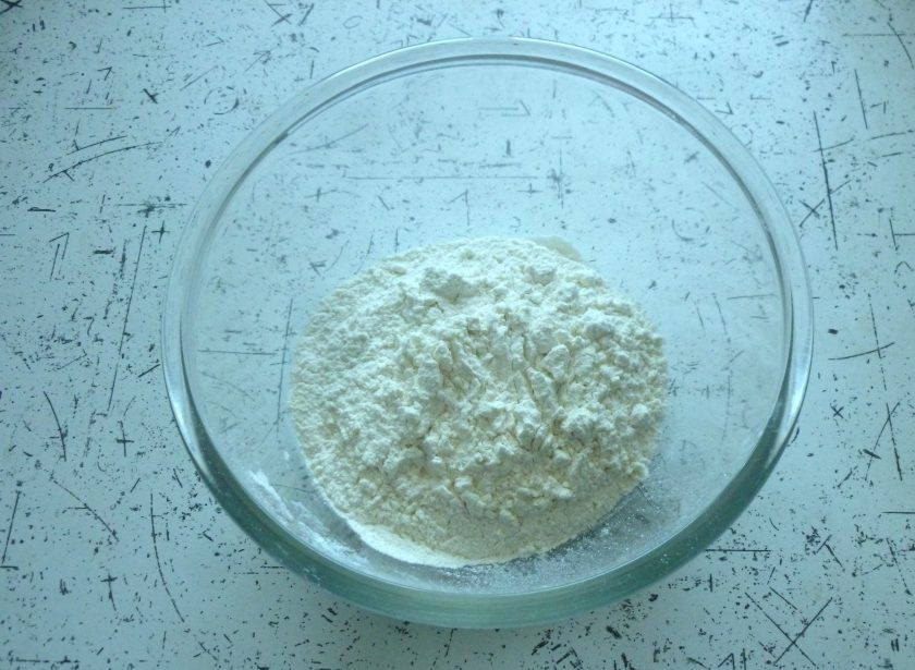 1. Этап. Веганский пирог с кокосом: В большую миску просейте пшеничную муку с разрыхлителем, добавьте щепотку соли.