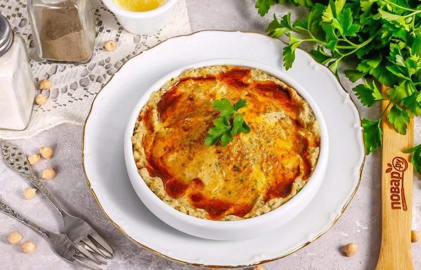 1. Этап. Хумус с петрушкой: Выложите хумус на тарелку и украсьте по вкусу. Можно смешать молотую паприку и куркуму с оливковым маслом и полить блюдо сверху.