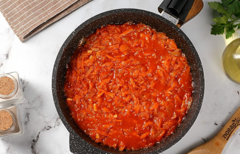 1. Этап. Голубцы из пекинской капусты: Влейте 150 мл. воды и тушите помешивая пару минут.