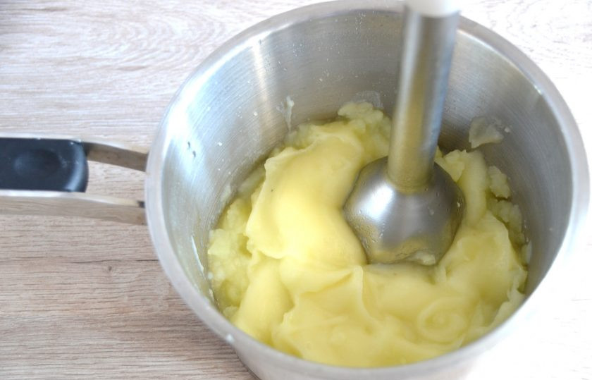1. Этап. Картофельные профитроли: Приготовьте картофельное пюре, для более нежной структуры лучше это сделать блендером.
