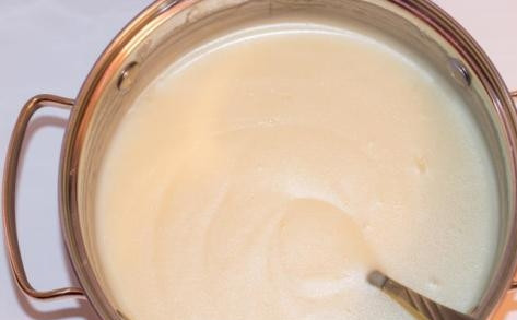 1. Этап. Слоеный торт с заварным кремом: Не переставая взбивать, добавляем теплое молоко. Ставим на огонь и варим на среднем огне, не переставая помешивать, до тех пор, пока крем не станет густым.