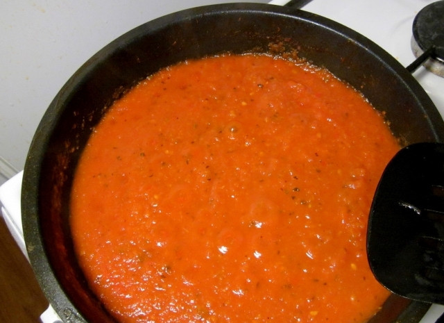 1. Этап. Быстрый томатный суп с креветками: 4. После отправьте все в кастрюлю и поставьте на огонь. Посолите по вкусу, добавьте специи и травы, щепотку соли и немного белого вина. Доведите до кипения, проварите пару минут. Вот и весь секрет, как приготовить быстрый томатный суп с креветками в домашних условиях.