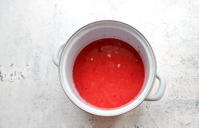 1. Этап. Варенье из малины и красной смородины: Ягоды смородины выложите в кастрюлю, влейте воду и доведите до кипения на среднем огне. Снимите с огня и помните.