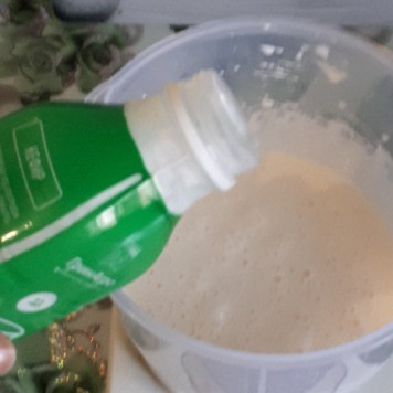 1. Этап. Шоколадные кексы на кефире: Добавить кефир, соль, ванилин