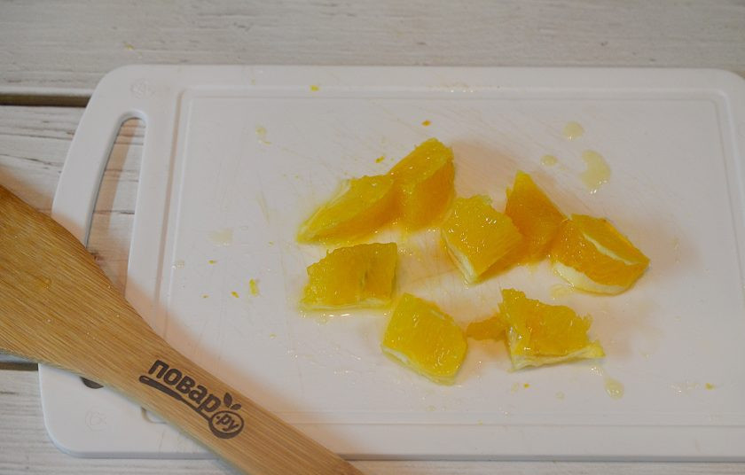 1. Этап. Говядина с апельсинами: 4. Апельсин филируйте. Отделите кусочки без кожи и нарежьте.