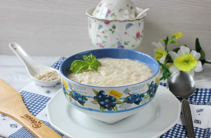 1. Этап. Жидкая овсянка на воде: Вкусную и полезную кашу подавайте в теплом виде на завтрак или полдник.
