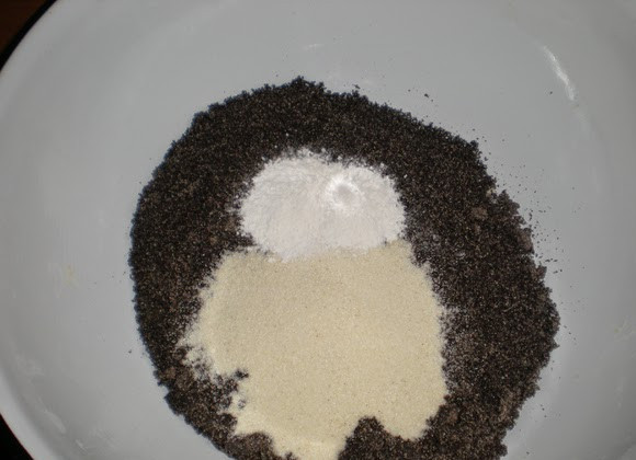 1. Этап. Пляцки львовские: Готовим маковый корж. Сухой мак измельчаем в кофемолке и смешиваем с разрыхлителем и манкой.