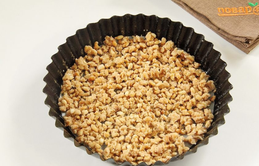 1. Этап. Пирог-перевертыш с киви и кедровыми орешками: В сухой сковороде карамелизируйте оставшийся сахар (растопите до золотистого цвета), добавьте 25 гр сливочного масла, перемешайте и добавьте кедровые орешки. Снимите с огня и переложите в смазанную маслом и застеленную пергаментом форму для выпечки.