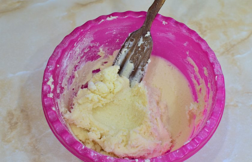 1. Этап. Итальянское печенье из сливочного сыра: Готовое тесто достаточно густое. В количестве муки ориентируйтесь по консистенции теста. Готовое тесто накройте пленкой и уберите на 1 час в холодильник.