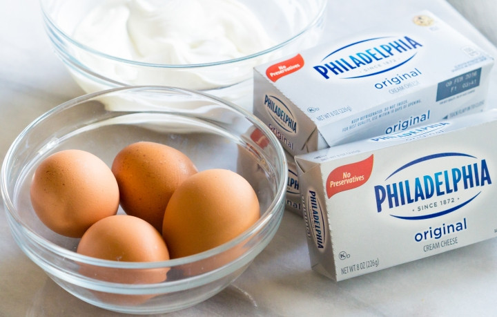 1. Этап. Чизкейк с имбирным коржом: 2. С помощью миксера взбейте сливочный сыр, сметану, стакан сахара, соль, яйца, лимонный сок и ванильный экстракт.