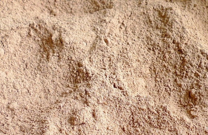 1. Этап. Шоколадные кексы с шоколадом: 3. Смешайте венчиком сухие ингредиенты.