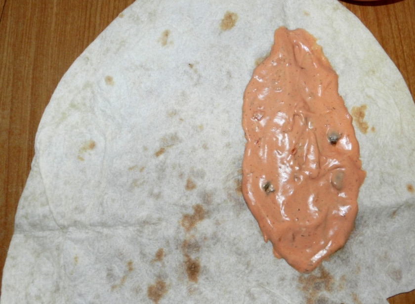 1. Этап. Шаурма из лаваша с курицей: 9. Лист смазать любимым соусом.